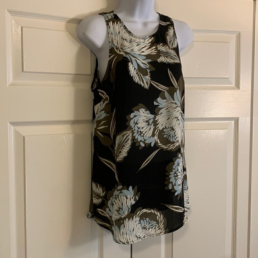 WHOWHATWEAR., sleeveless blouse, polyester, medium, great condition